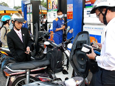 Từ 16h30 chiều ngày 06/01/2015, giá xăng giảm 310 đồng/lít