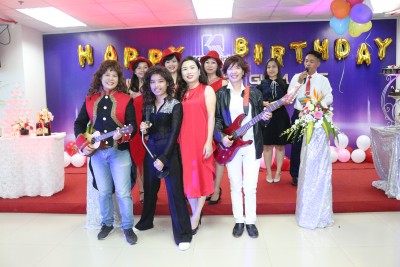 Khải Minh mừng sinh nhật Giám đốc